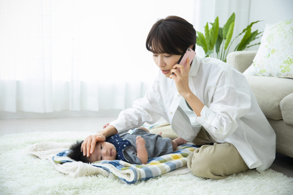 赤ちゃんの発熱を確認し医療機関に連絡する保護者