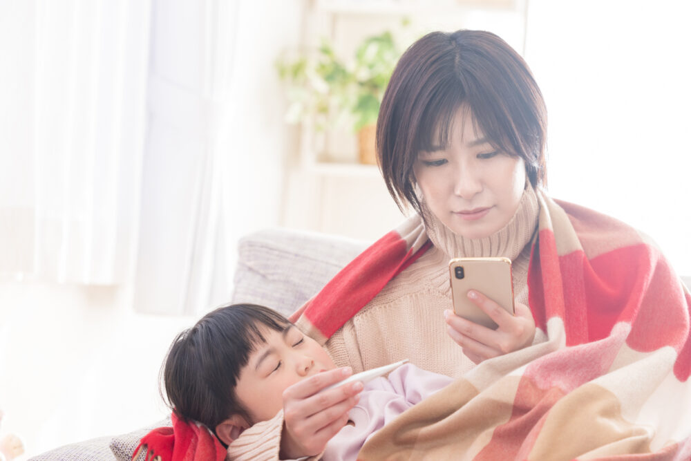 子供の発熱が続き心配する保護者のイメージ