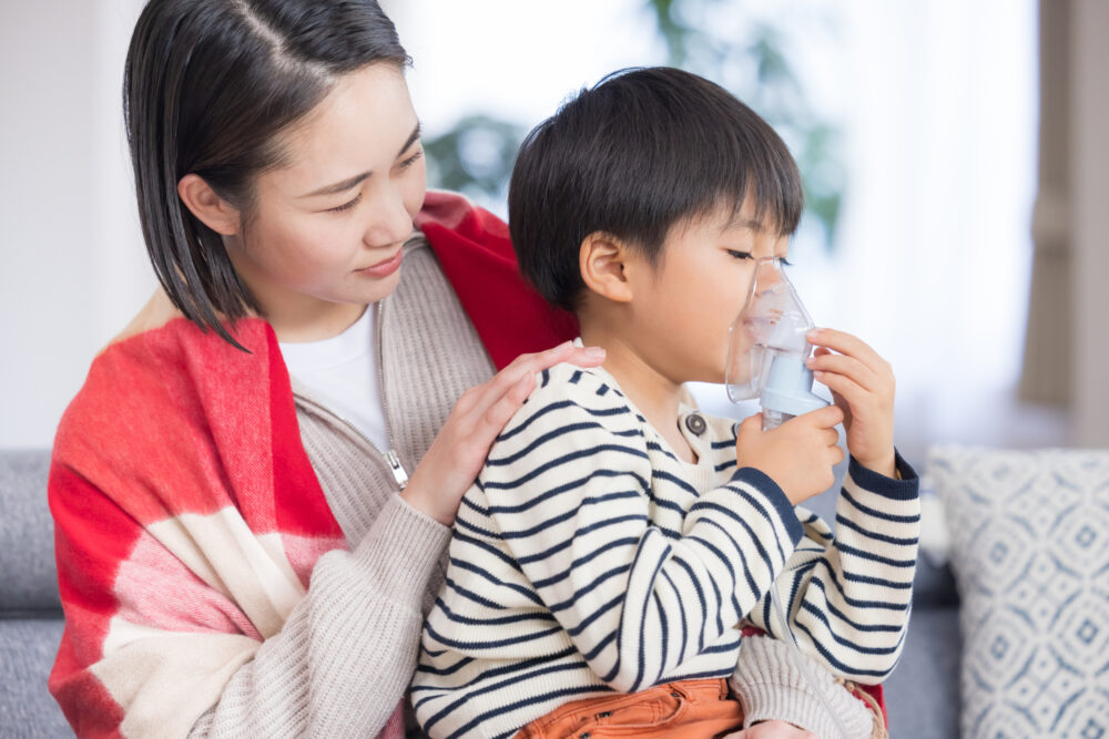 小児ぜんそくにより、呼吸器をつける子ども