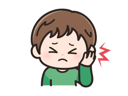 耳の痛みを訴え、耳を押さえている子供の様子(中耳炎の典型的な症状)