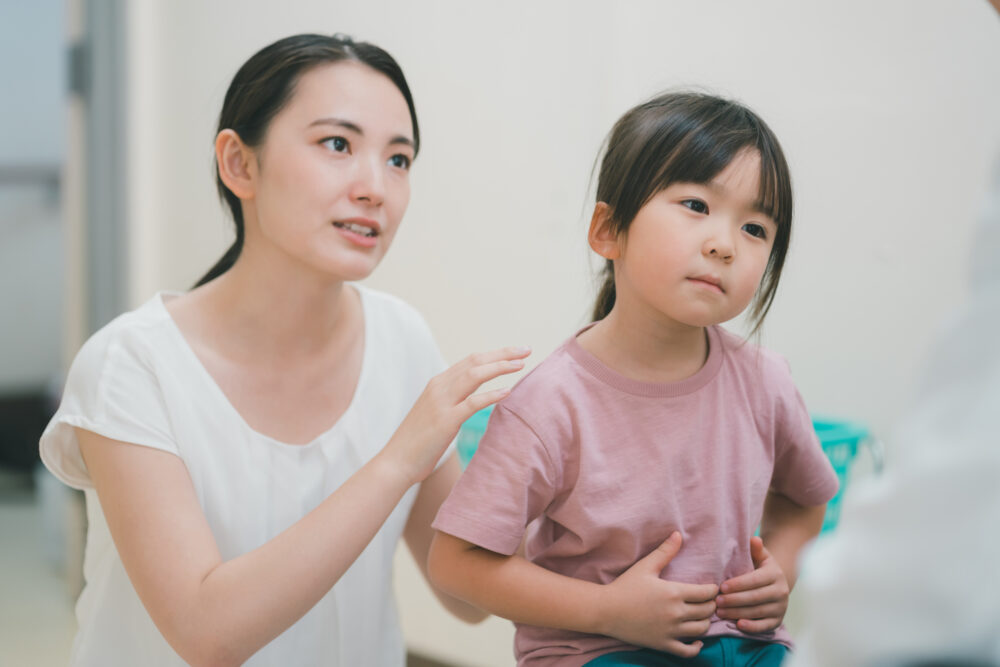 子どもの便秘を心配して医師に相談する母親のイメージ