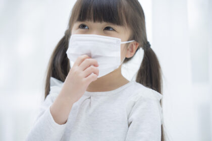 マスクをつけて苦しそうに咳をする女の子
